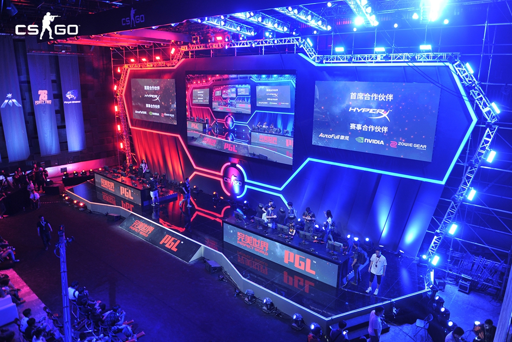 Cosplay盛宴：现场粉丝完美还原“离火戮影”套装，引爆热议。