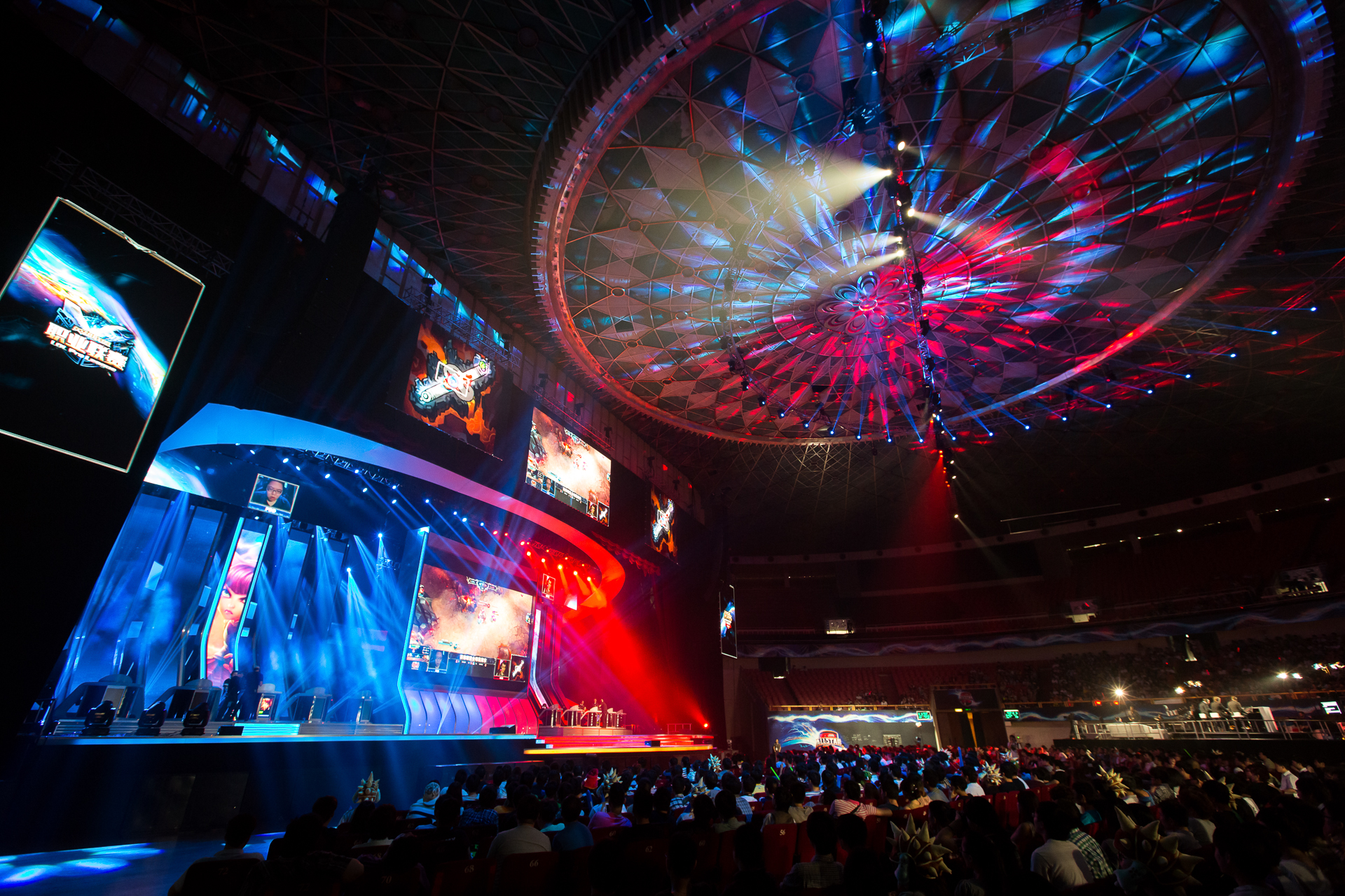 前LOL一姐告别直播,转型电竞圈新篇章,粉丝反响热烈